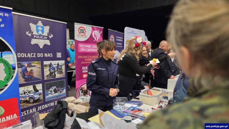 Policjanci w Ełku rozmawiali o służbie i pasji z młodzieżą na targach edukacyjno-zawodowych - Ludzie i miejsca