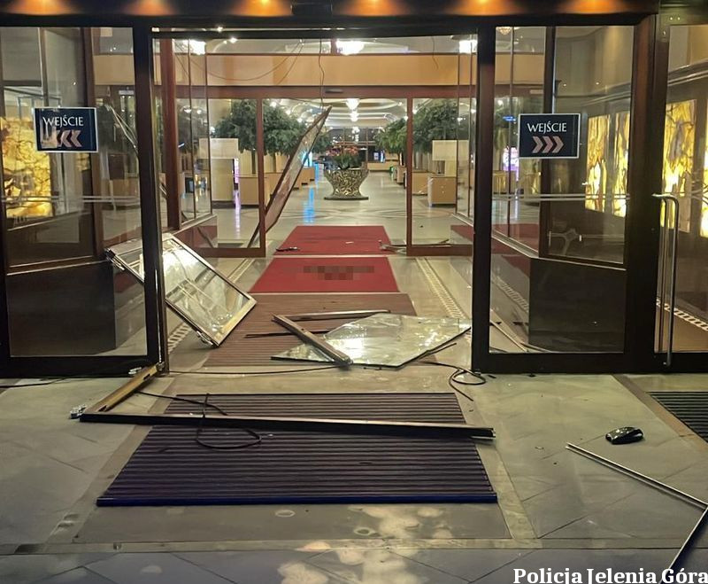 Pogoń zakończyła się w hotelu: kierowca uciekał przed policją i wjechał do budynku (Jelenia Góra) - Dolnośląskie