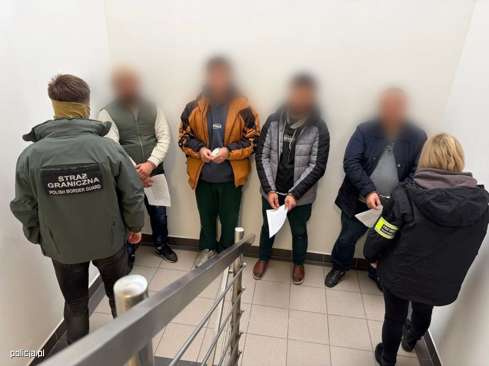 Policjanci i Straż Graniczna zatrzymali 6 nielegalnych imigrantów w Wawrze - Świat