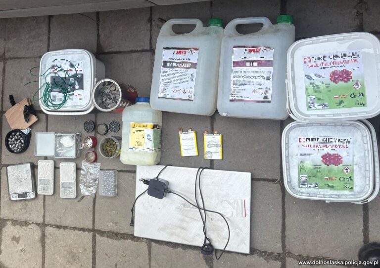 Zabezpieczone przez policję przedmioty: materiały wybuchowe w kanistrach, narkotyki, broń samodzielnej konstrukcji, wagi elektroniczne i precursory na chodniku