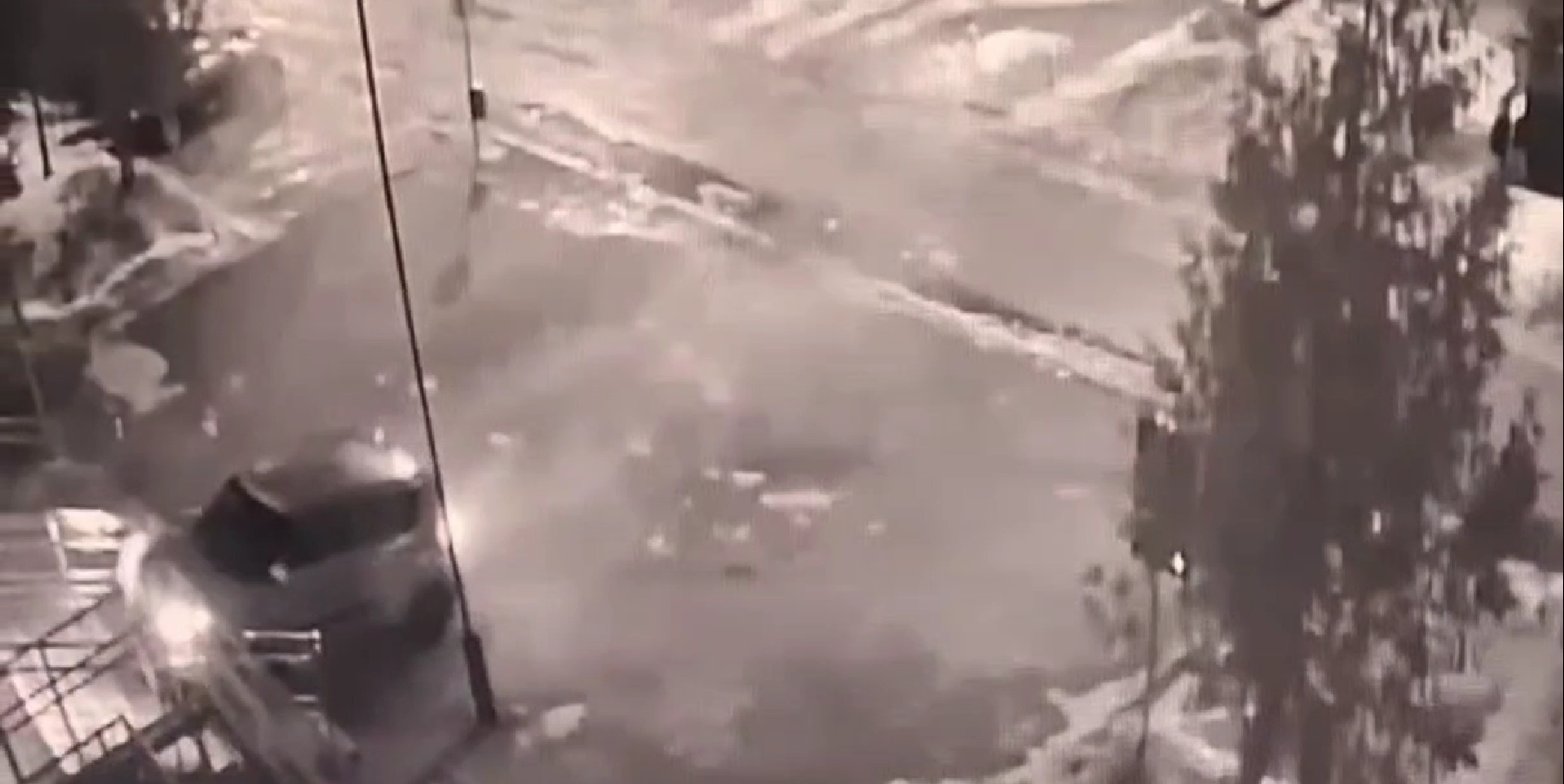 W Suwałkach kierowca Kii uderzył w cztery samochody policjantów i schody przed Komendą. Funkcjonariusze zatrzymali 30-latka pod wpływem alkoholu, który usłyszał zarzuty zniszczenia mienia.
