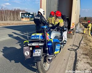 Policjanci w Jeleniej Górze zapobiegli pożarowi ciężarówki na ul. Mazowieckiego - Dolnośląskie