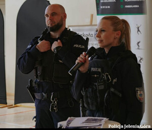 Policjanci zachęcają młodzież do służby w Jeleniej Górze – Targi Kariery w Piechowicach - Najpopularniejszy serwis internetowy w regionie - Powiat kłodzki