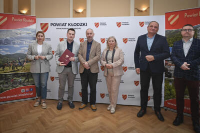 Rozdano promesy organizacjom kulturalnym i turystycznym w powiecie kłodzkim - Polska