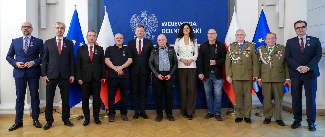 Wojewoda Dolnośląska wręczyła odznaczenia państwowe w Sali Kolumnowej DUW we Wrocławiu - Dolnośląskie