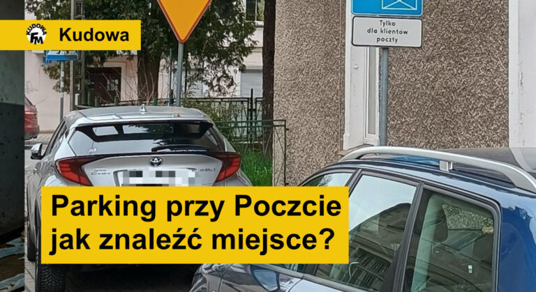 Dwa zaparkowane samochody przy znaku parkingowym dla klientów Poczty Polskiej w Kudowie-Zdroju, widoczne anteny satelitarne na budynku
