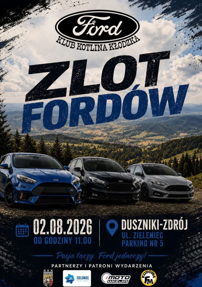 Trzy sportowe Fordy Focus (niebieski RS, czarny i szary ST) na górskiej drodze w Dusznikach-Zdroju.