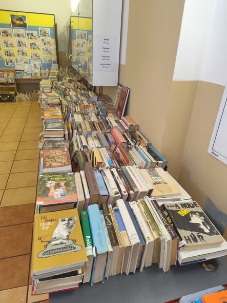 Giełda książek i czasopism przed biblioteką w Náchodzie - Czechy