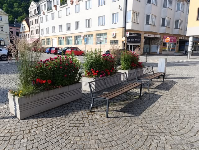 Náchod zachwyca: Kwietne rabaty rozświetlają centrum miasta - Paragraf